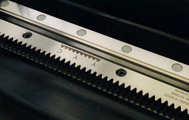 3015光纤激光切割机用于1-6mm金属材料的高速切割