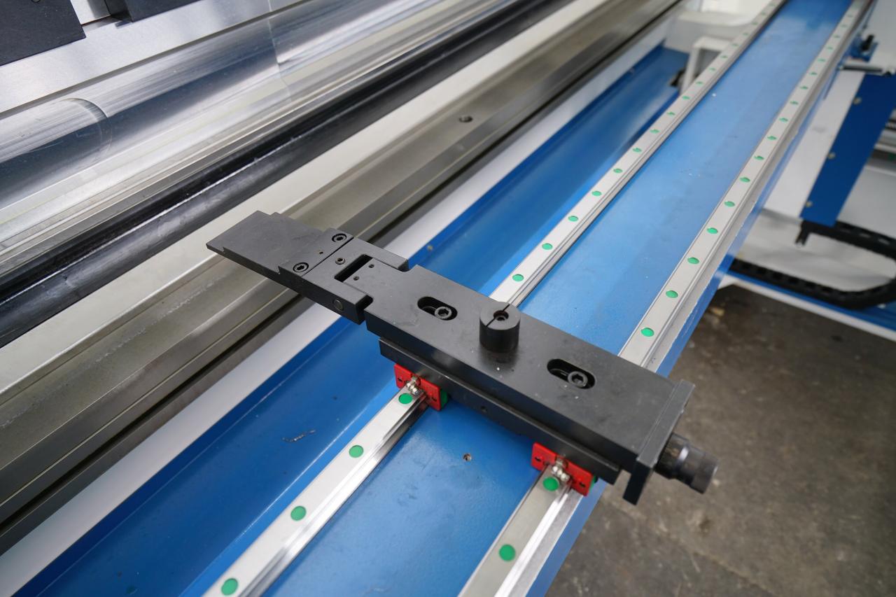 4轴数控串联折弯机，带Delem Da58t 2d图形控制器