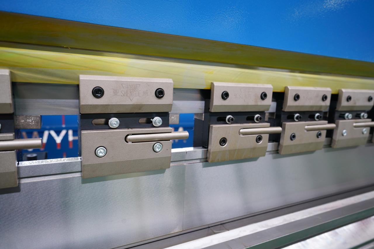 4轴数控串联折弯机，带Delem Da58t 2d图形控制器