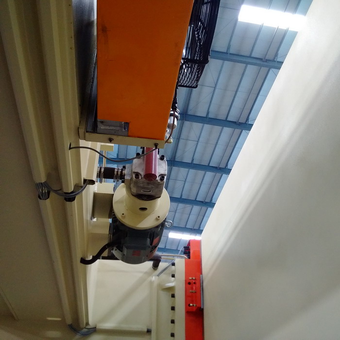 4轴数控串联折弯机，带Delem Da58t 2d图形控制器