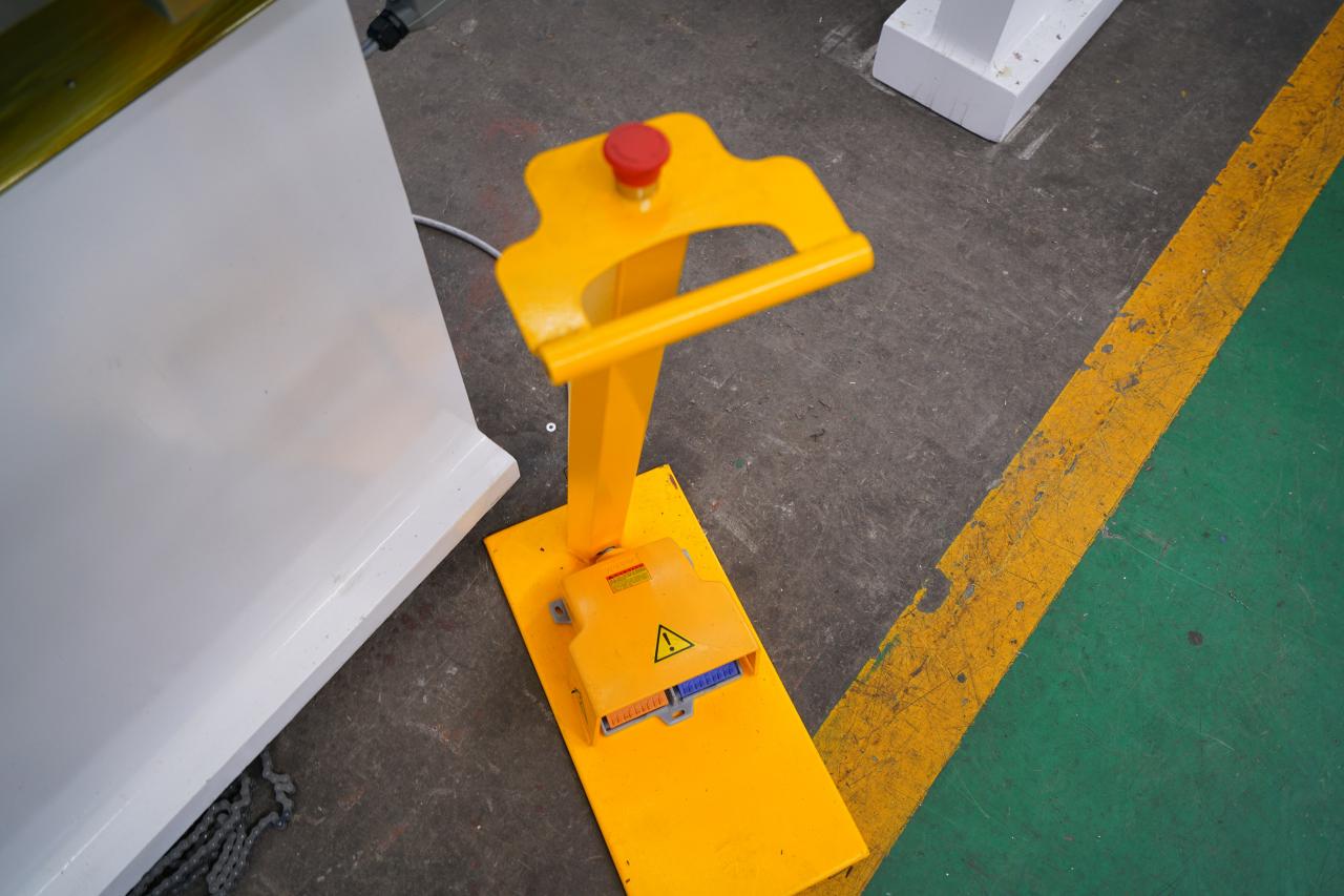 4轴数控串联折弯机，带Delem Da58t 2d图形控制器