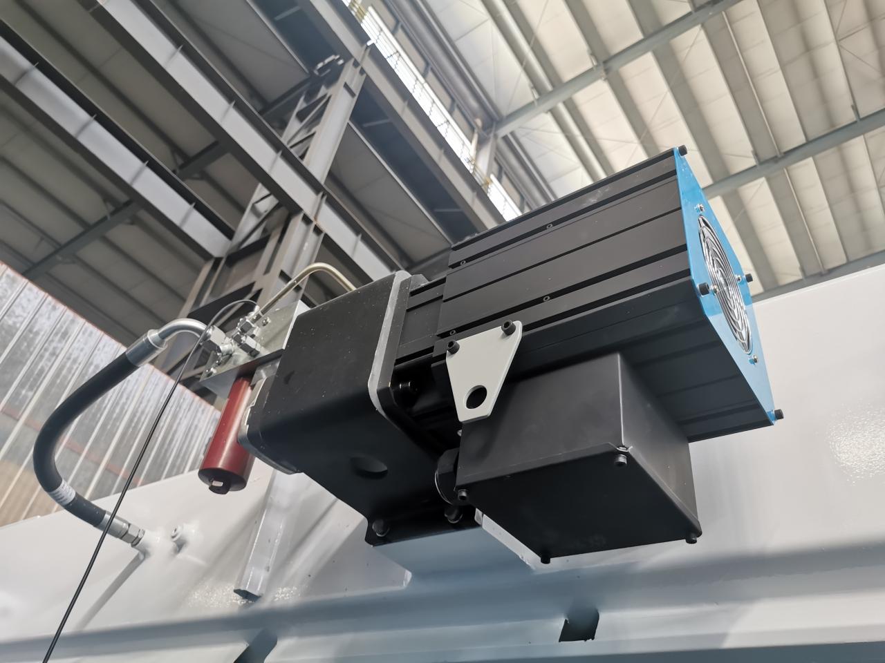 4轴数控串联折弯机，带Delem Da58t 2d图形控制器