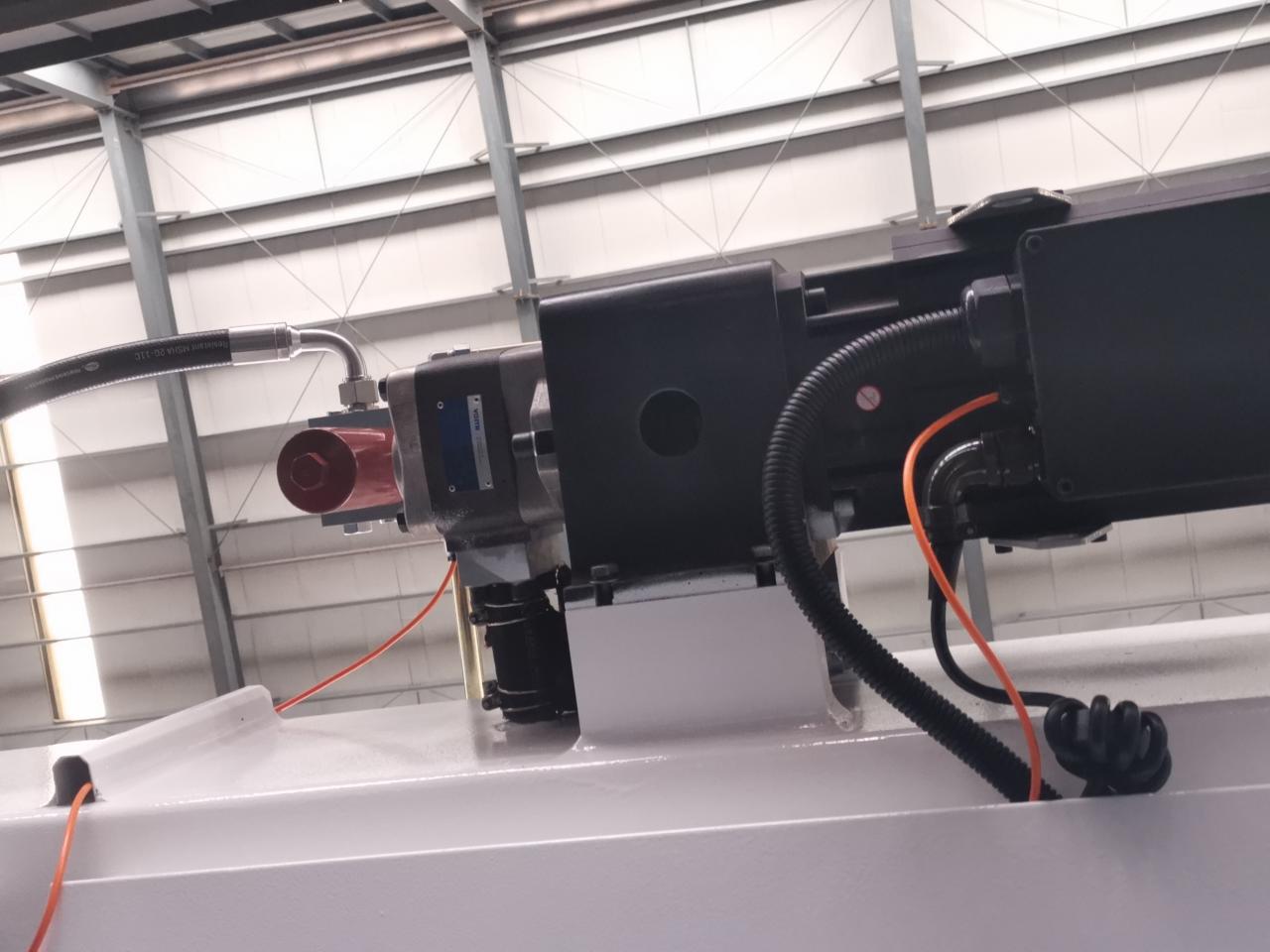 4轴数控串联折弯机，带Delem Da58t 2d图形控制器