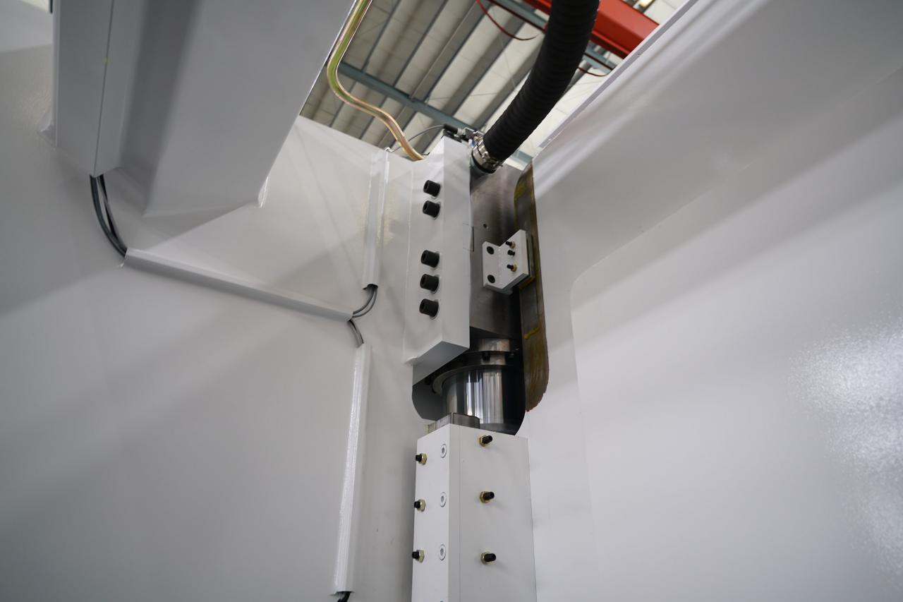 4轴数控串联折弯机，带Delem Da58t 2d图形控制器