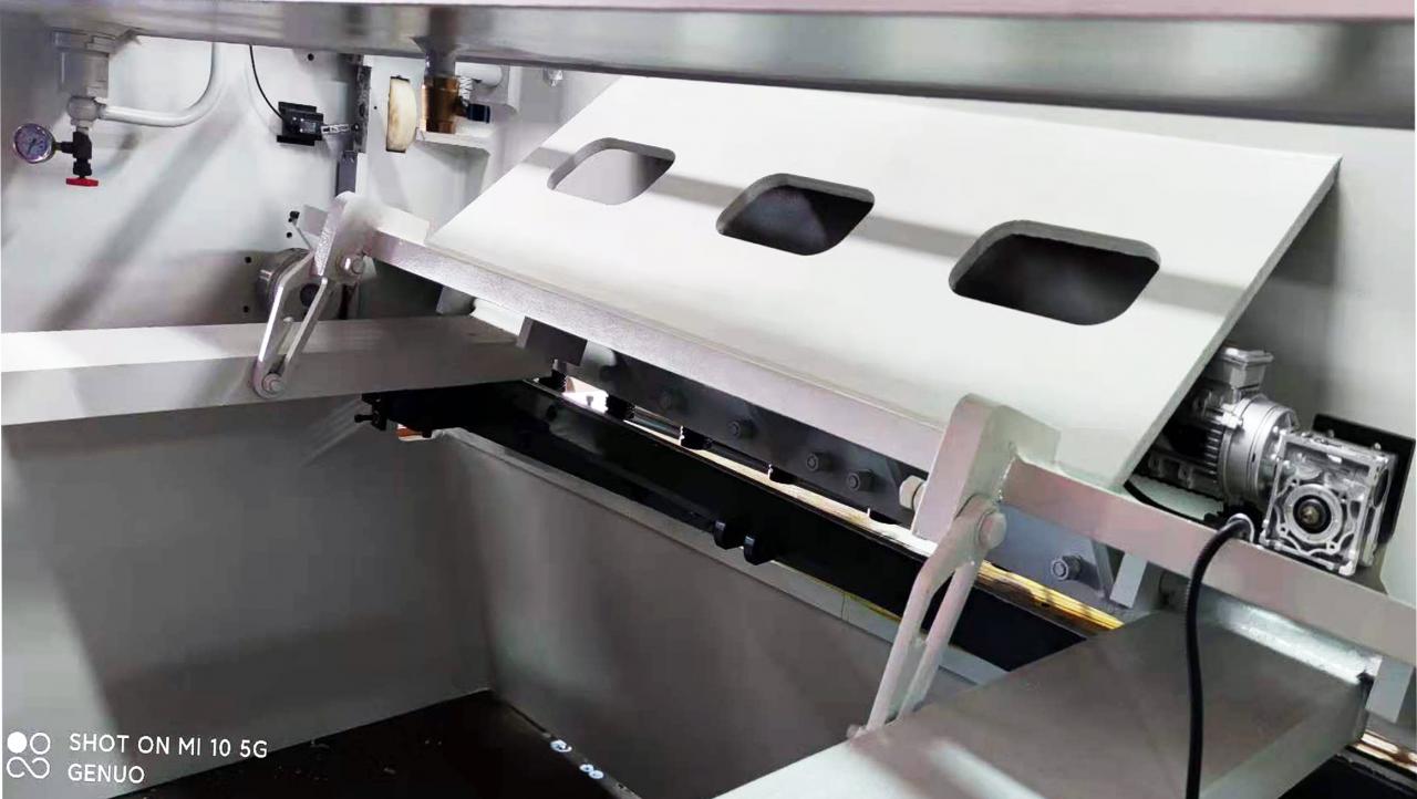 Qc11k液压剪板机和断头台剪板机用于钣金切割